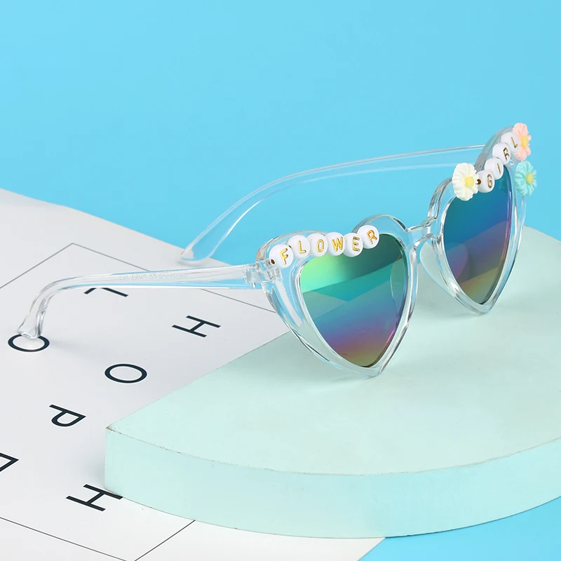 Kenbo Herzförmige, niedliche Kinder-Sonnenbrille für Mädchen, Jungen, Kleinkinder, schöne, farbenfrohe, rechteckige Sonnenbrille für Kinder mit Etui