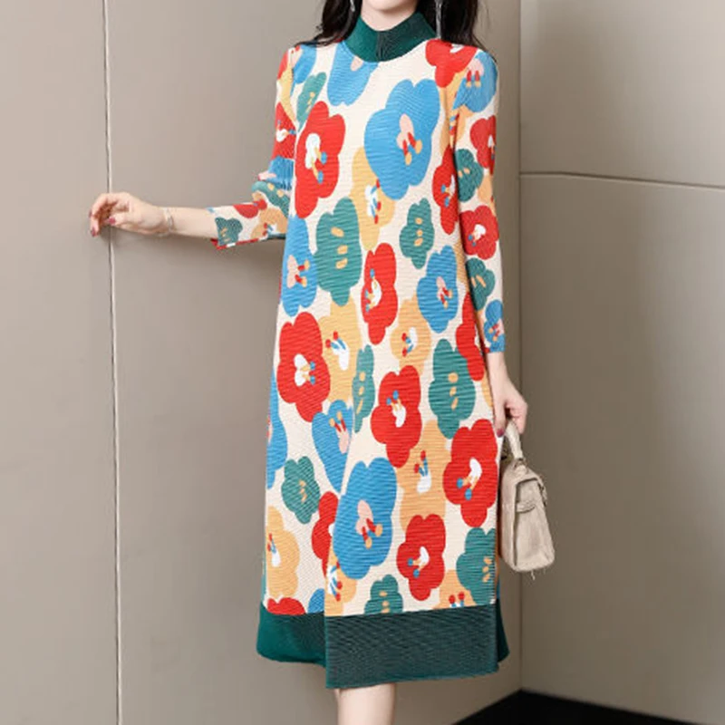 Geplooide silhouet elastische jurk met een vleesblokkerend ontwerp, handgemaakte geplooide maxi-jurk met bloemknop