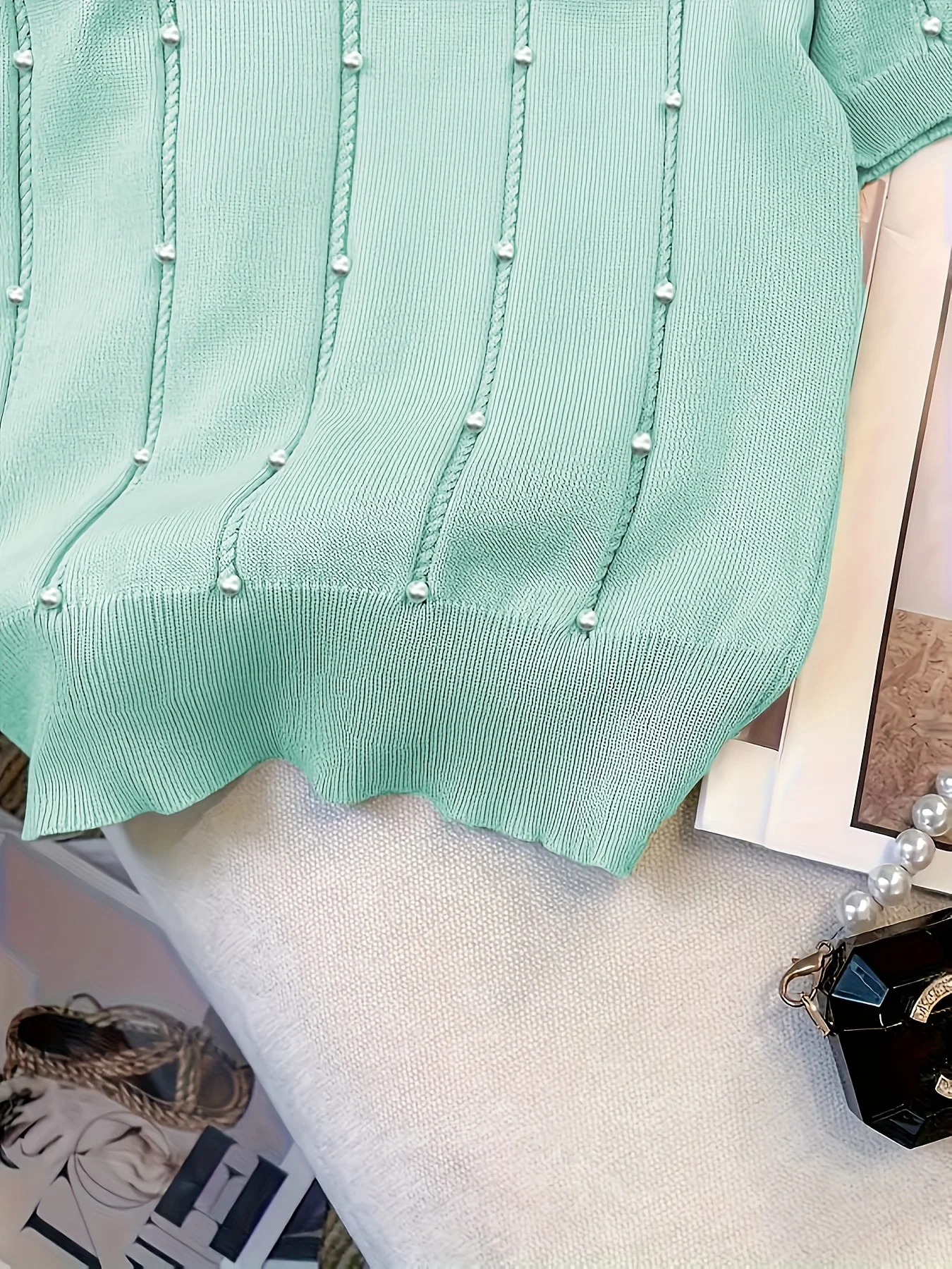 Elegante top de punto de manga corta con cuello redondo y cuentas, color sólido para un look atemporal, perfecto para primavera y suma