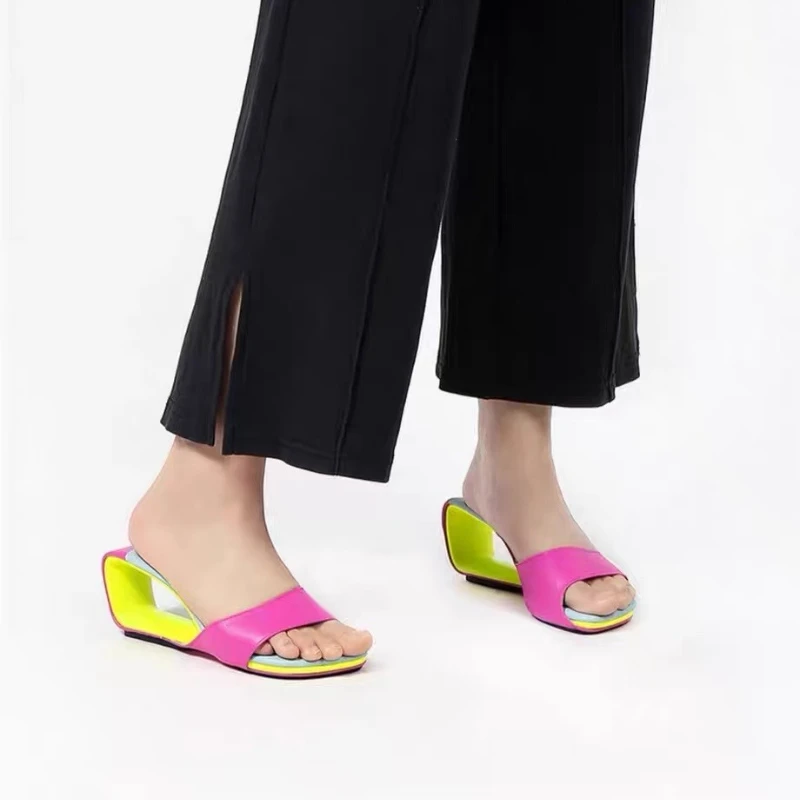 

Европейские и американские женские нишевые дизайнерские полые модные летние уличные тапочки на высоком каблуке с цветными блоками