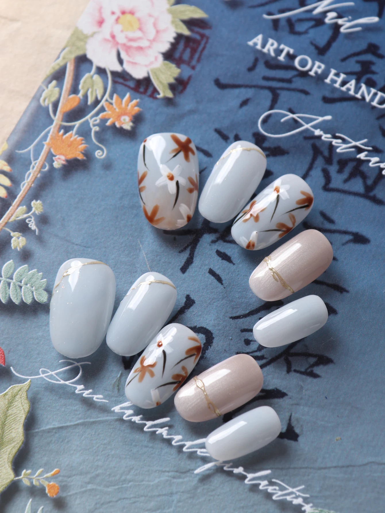 10 Stück Aufklebenägel Kurze Blau-Weiß-Gelbe Blumen Acryl Aufklebenägel Inklusive 1 Blatt Klebestreifen & 1 Stück Mini-Feile