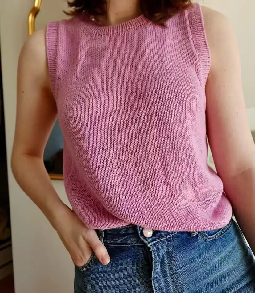 

Minimalist style sleeveless round neck knitted vest for women, fashionable and versatile, worn for slimming in summer