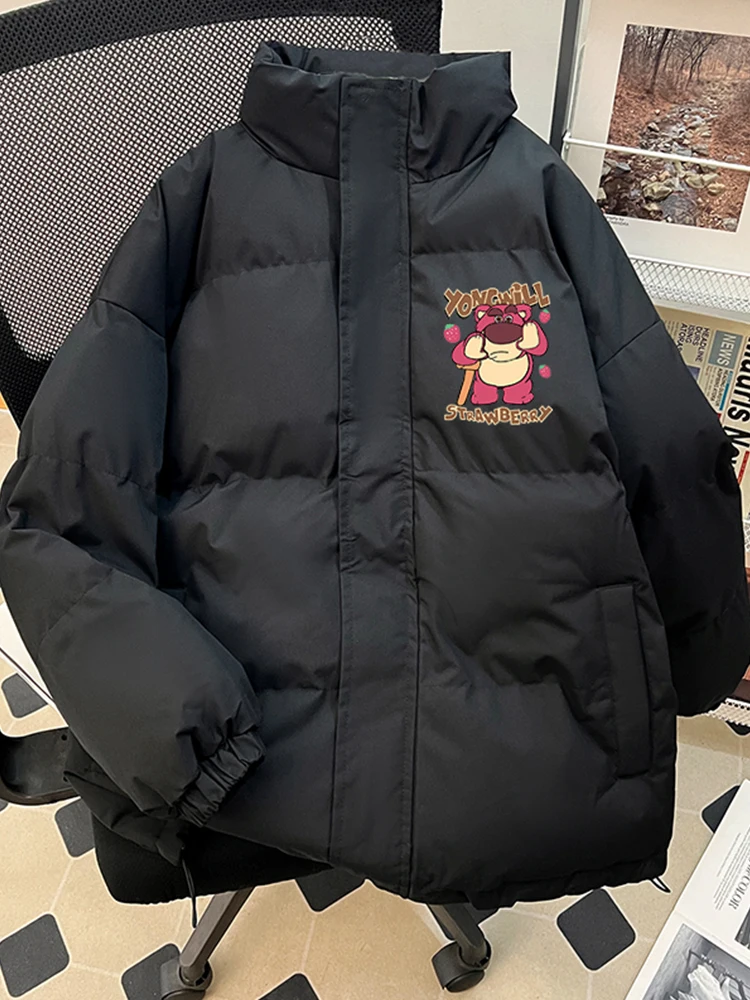 سترة ديزني المبطنة بالقطن على شكل دب الفراولة سميكة ودافئة في الخريف والشتاء سترة فضفاضة كبيرة الحجم مكدسة بالقطن.