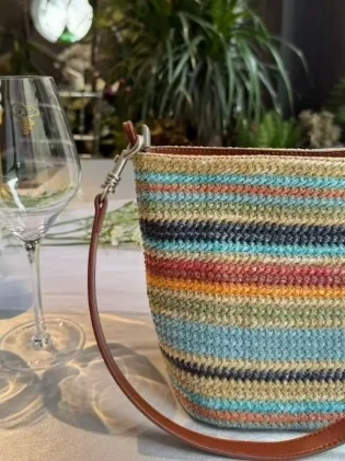 

2025 New Women's St Woven Buet Bag Rainbow Color Blo Stripe Pattern Vaion Beach Casual Simple Sle Single oulder...