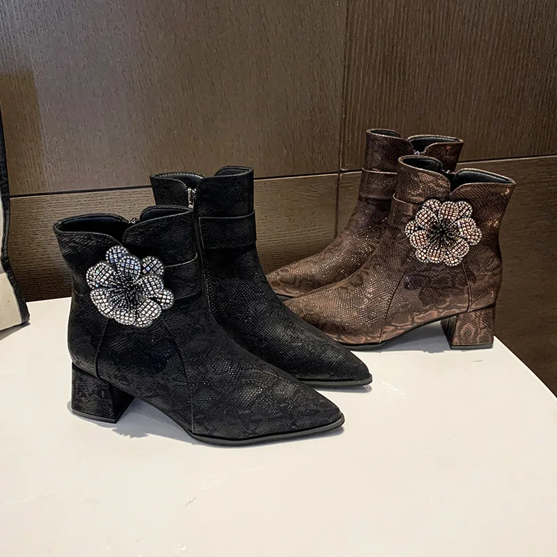 

Autumn and winter leather boots New Women's Pointed Toe Leather Shoes Mid-Heel Boots Chunky Heel Plus Size Women's Shoes