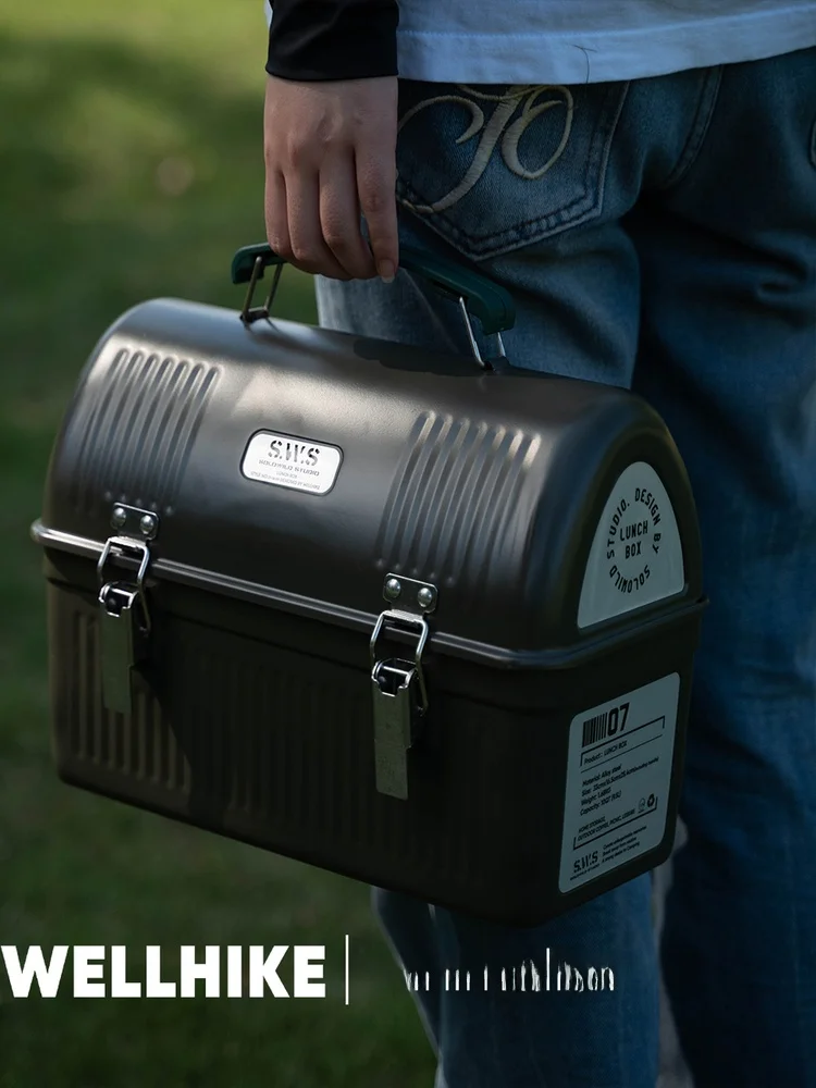 캠핑 테이블 위에 올려진 그린 컬러 WELLHIKE 메탈 런치 박스 단독 이미지
