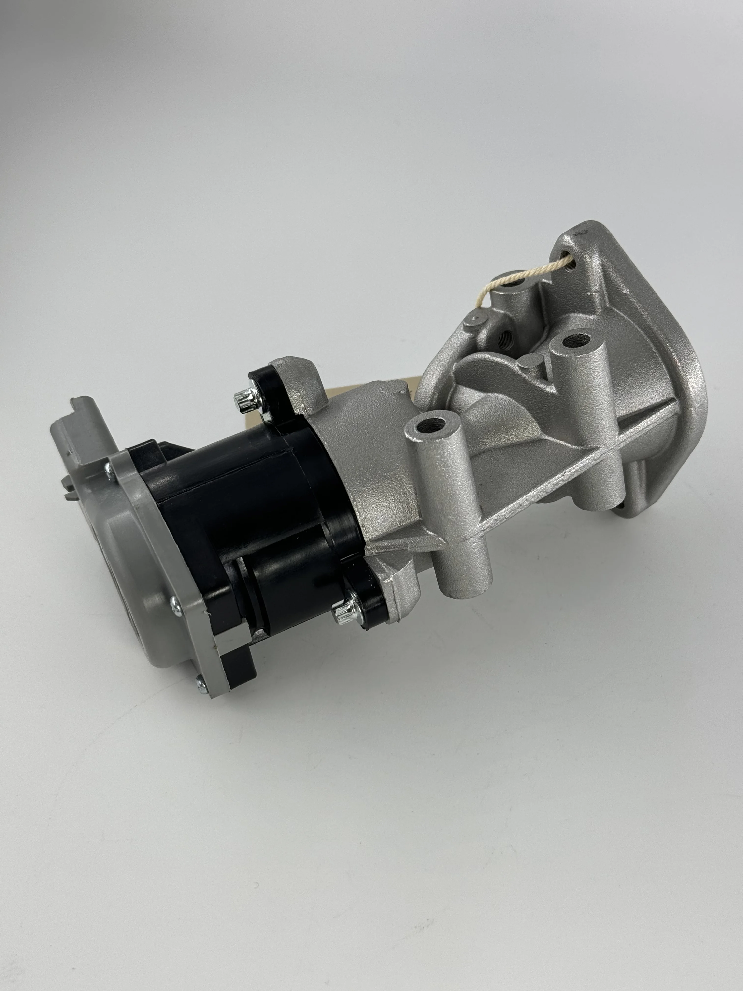 XingJi parte la valvola di ricercazione dei gas di scarico OE LR 018324   Adatto per Land Rover Discovery MK3 2.7 TD (2004-2009) EGR anteriore sinistro e destro