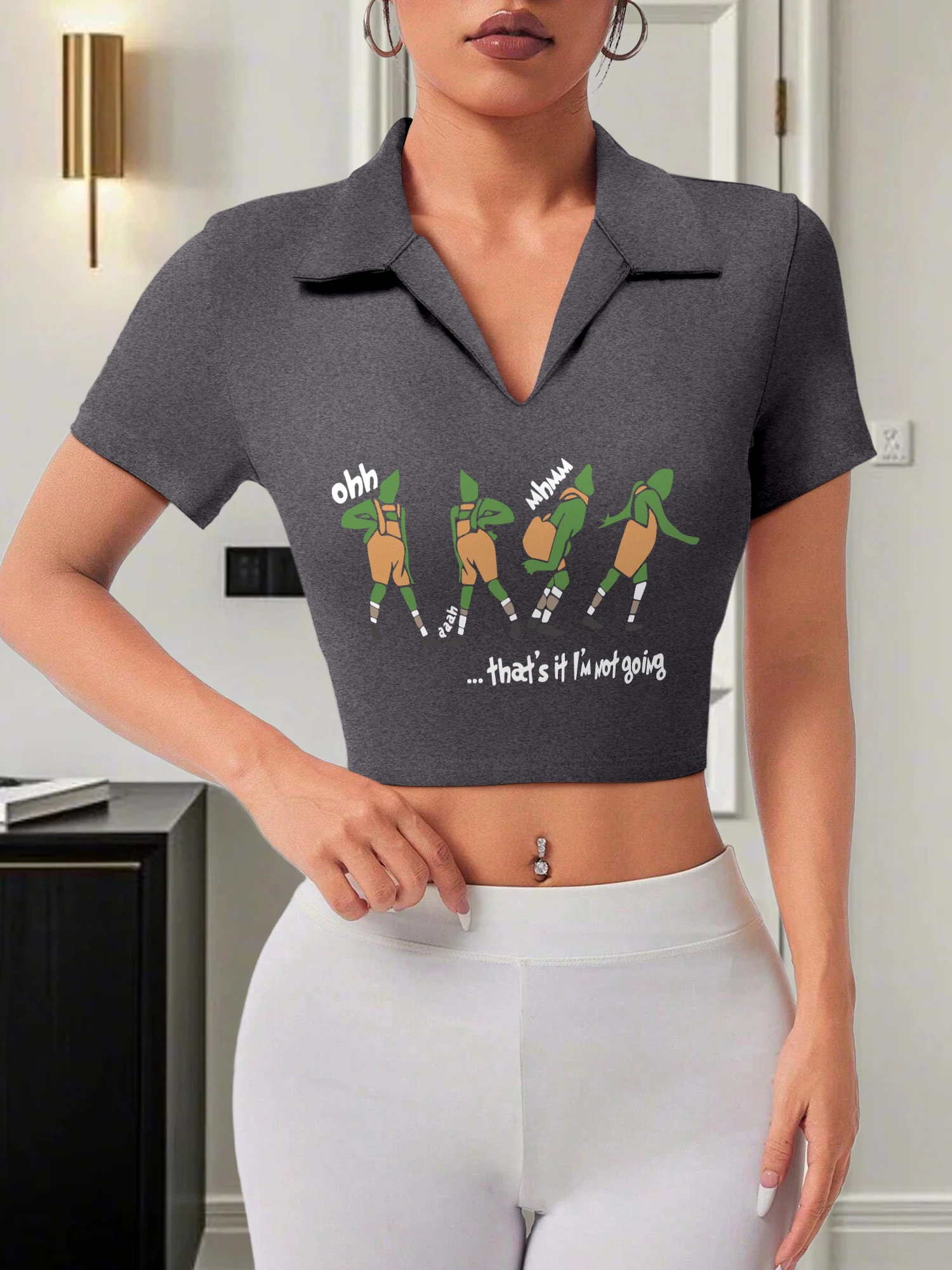 Top tipo polo corto con cuello en V para mujer, estampado gráfico de elfo, camiseta ajustada de manga corta, ropa divertida para las fiestas