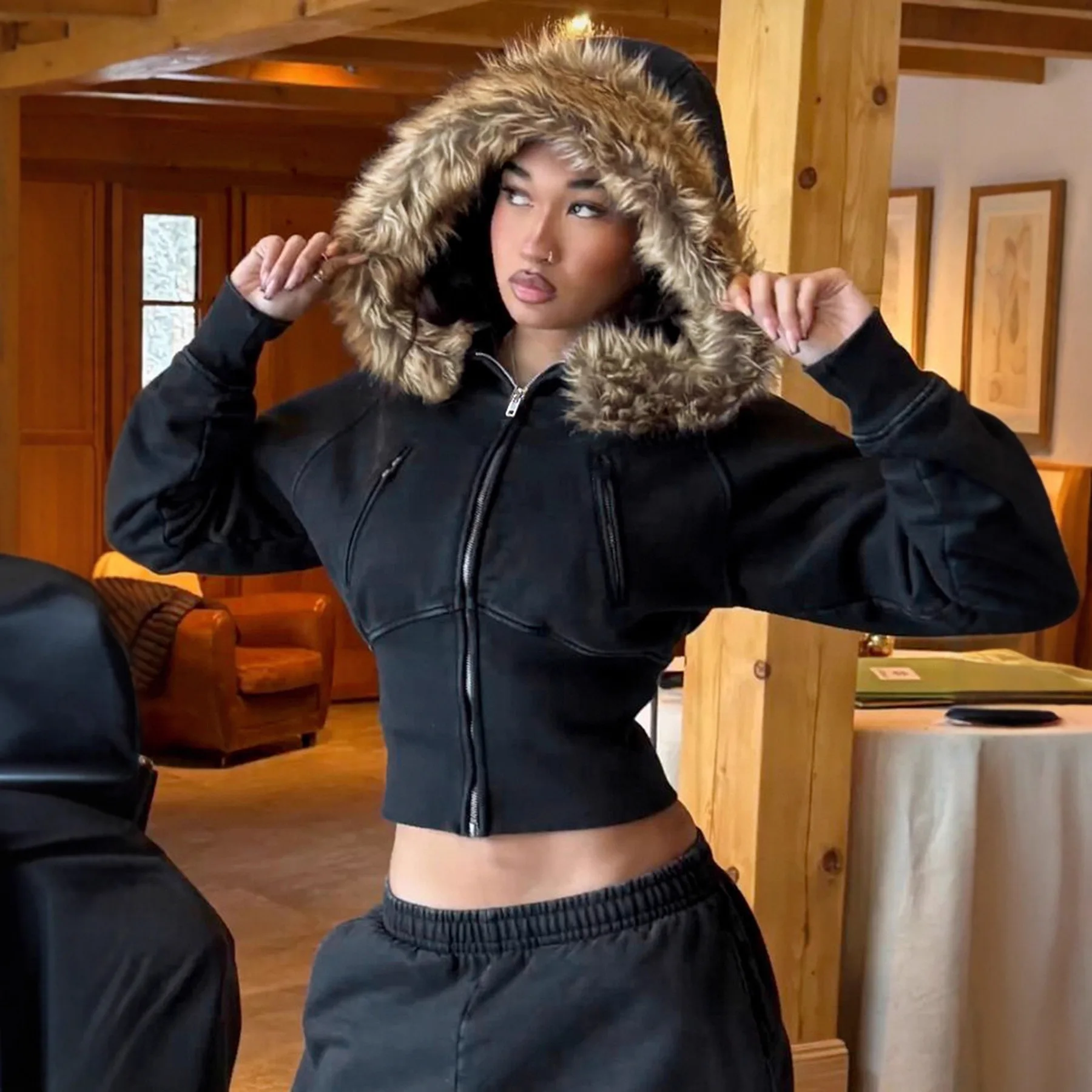 

Осень-зима 2025: новые меховые лоскутные толстовки в европейском и американском уличном стиле с элитными пальто для женщин.