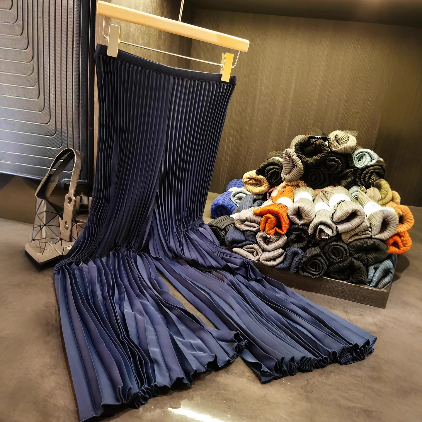 Miyake จีบกางเกงจีบ Collision บางส่วนหลวมตรงขากว้างขากางเกงสบายๆ 2025 ฤดูร้อนกางเกงหญิง