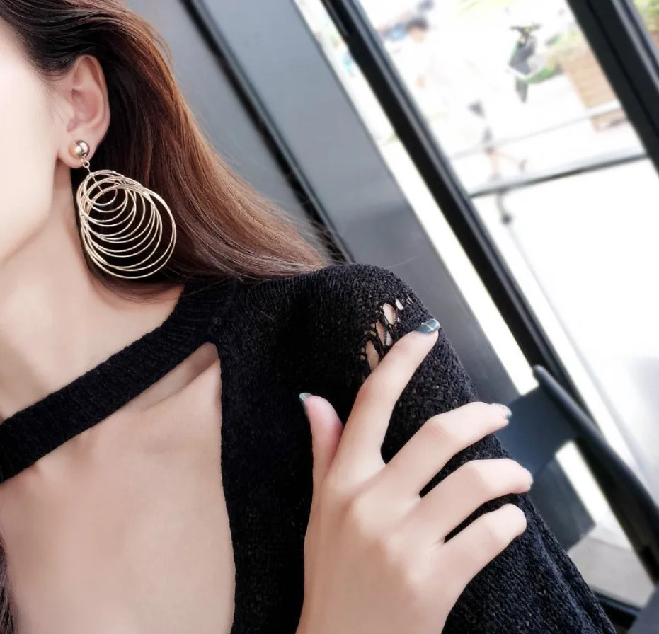 أقراط معدنية متعددة الطبقات دائرية كبيرة طويلة مبالغ فيها ، أوروبا والولايات المتحدة ، مسمار المد