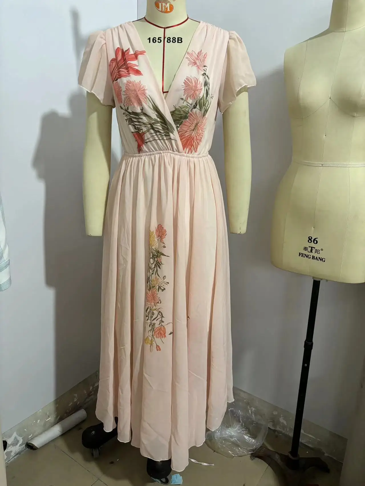 Abito lungo con stampa digitale a maniche corte con collo 2025V Abito lungo Abbigliamento da donna europeo e americano