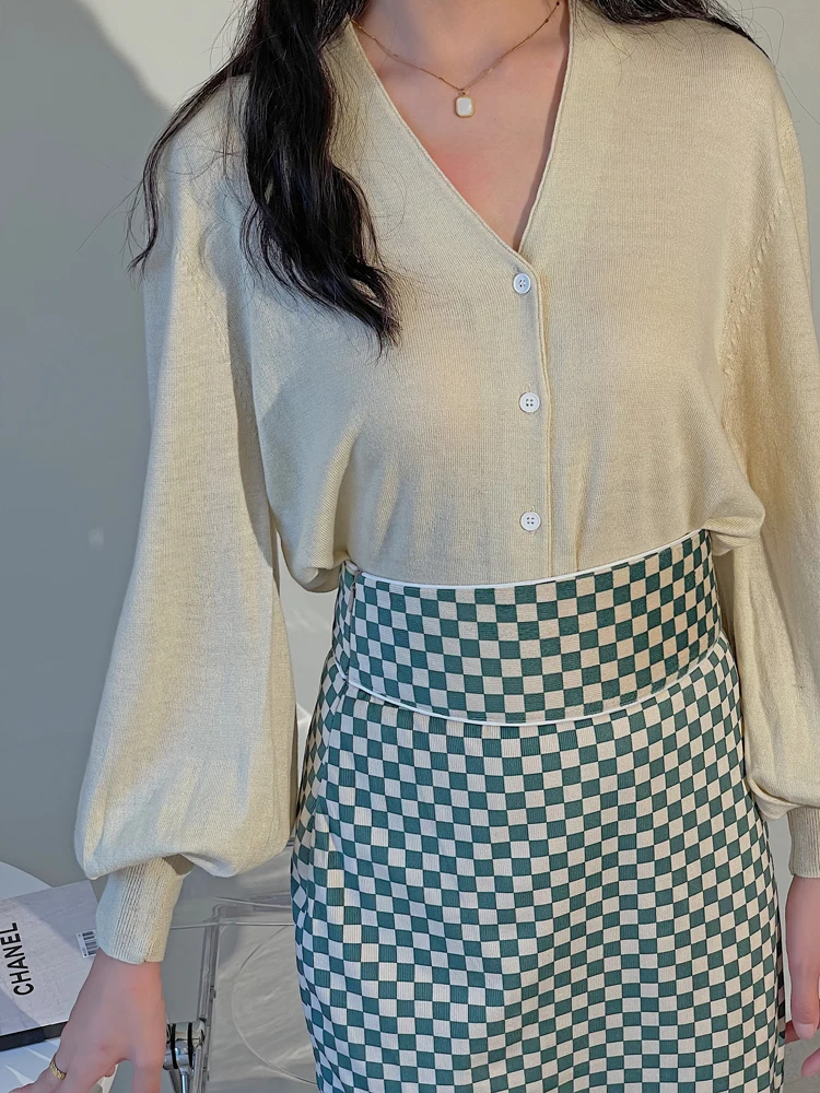 

Женский вязаный кардиган JophondLou на раннюю осень 2023: свободный крой, рукава-фонарики, шерсть, V-образный вырез, на пуговицах