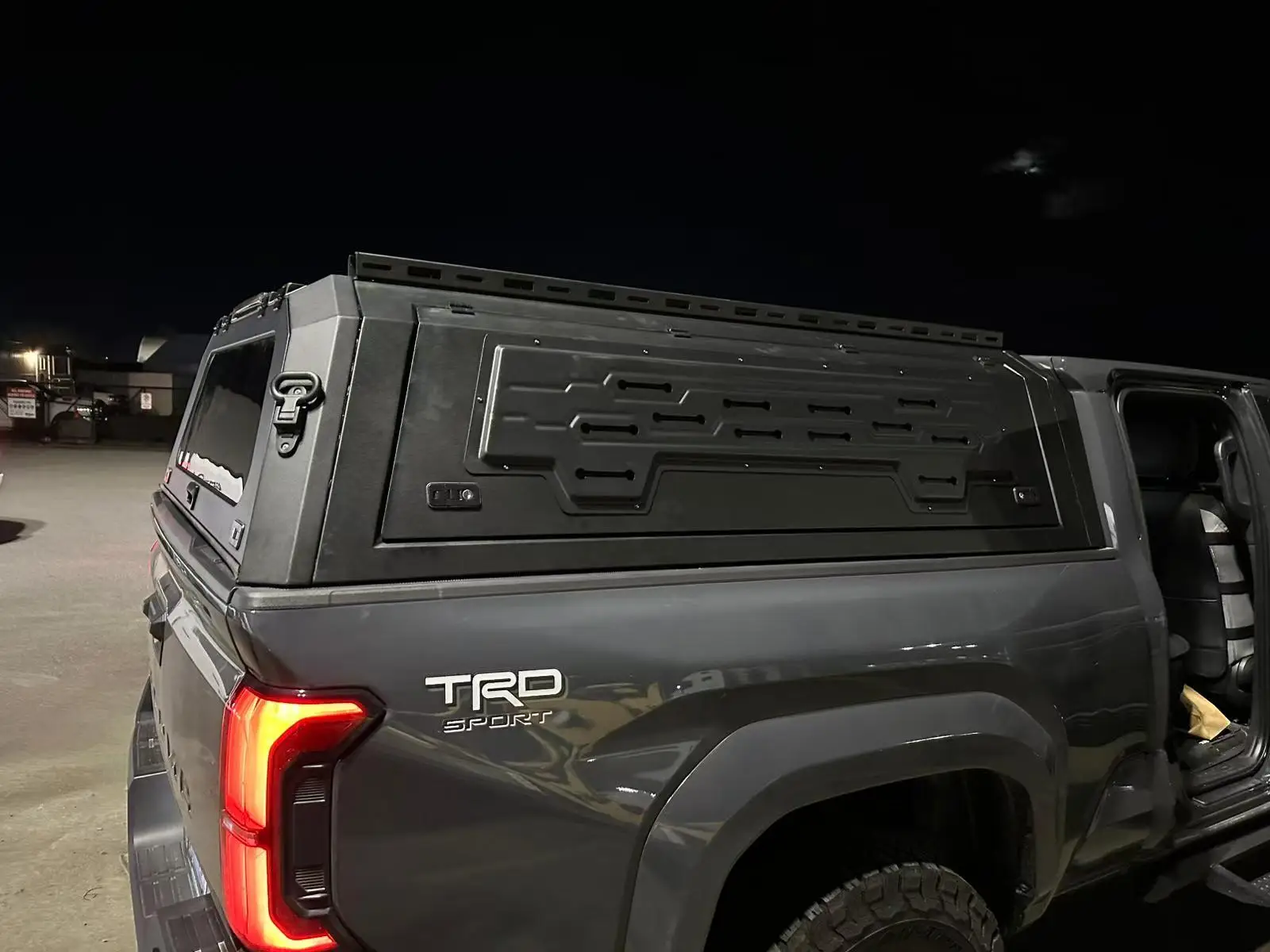 

2019 Toyota Tacoma 5ft pickup canopy manganese steel material