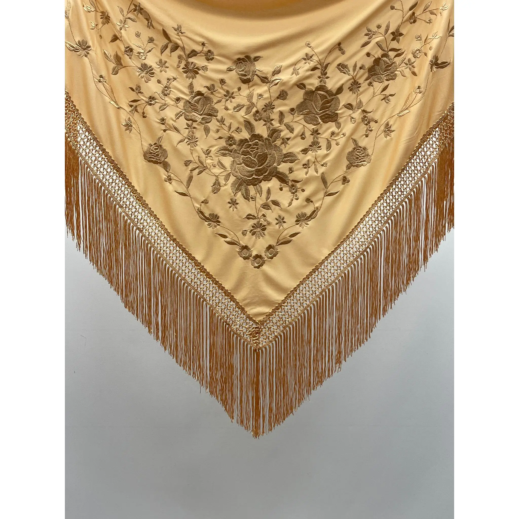 Mantón Flamenco color crema con bordado dorado Clavel Artesanal" – Bordado Floral 160 cm de largo por 80 cm de ancho,