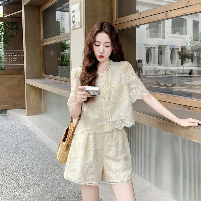 

Женский летний комплект в новом французском стиле с вышивкой и кружевом: топ с коротким рукавом и шорты с широкими штанинами
