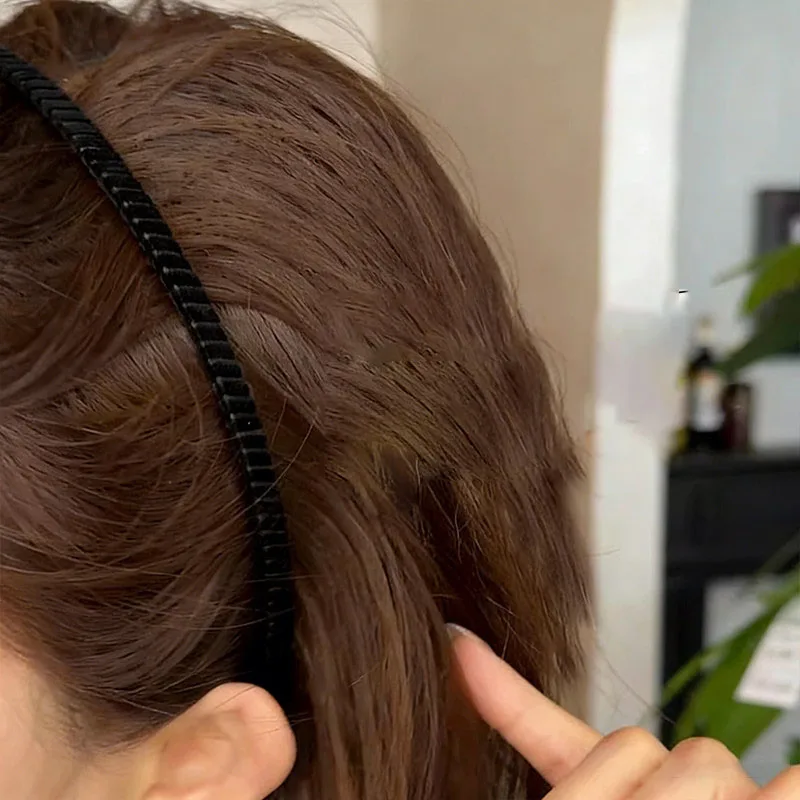 2er-Set schwarze, feine, rutschfeste Samt-Haarbänder im koreanischen Stil, unsichtbare Haarbänder für Damen und Mädchen, Vintage-Haarreifen, Haar-Accessoires – Detail 3