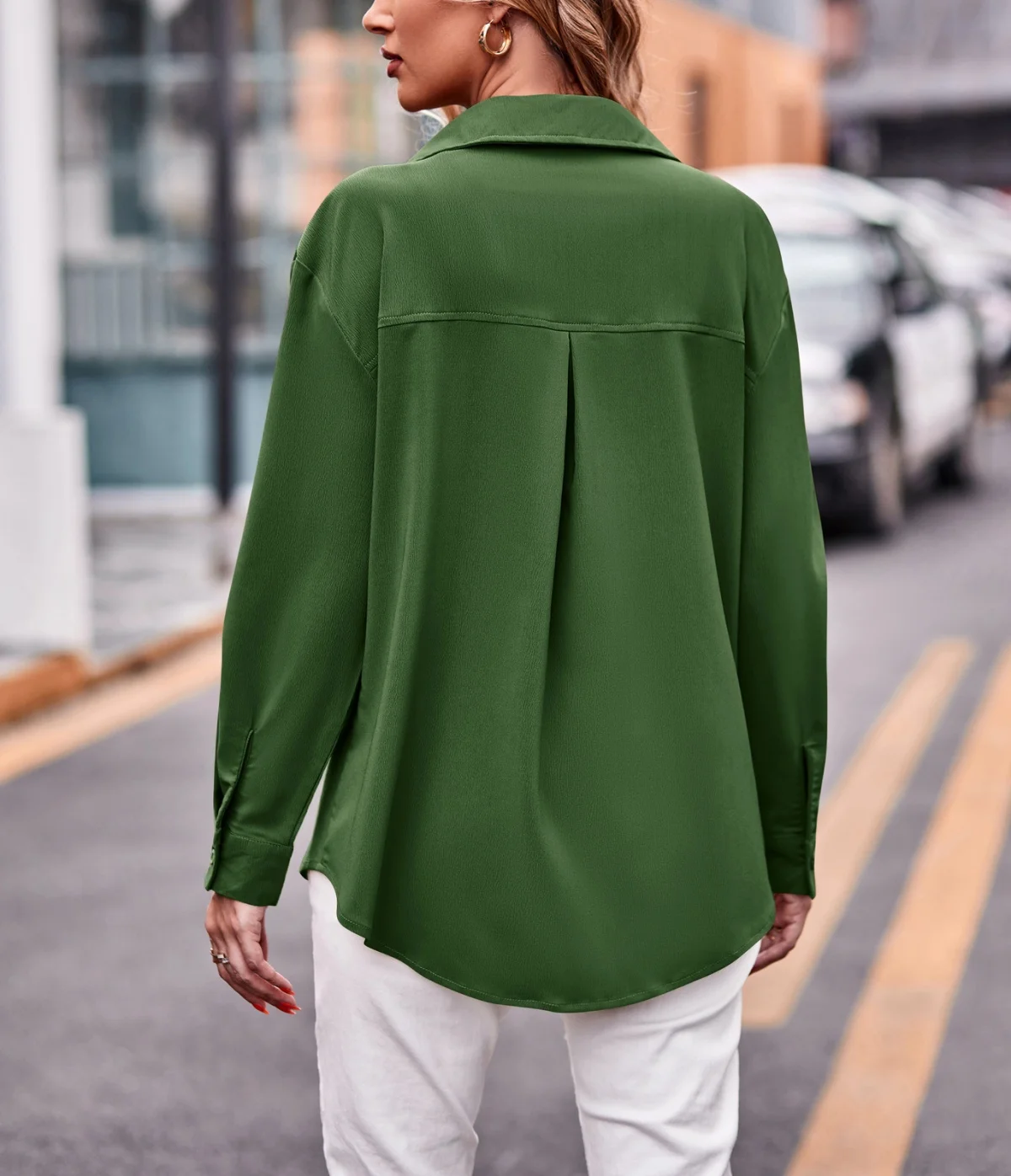 Camicia a maniche lunghe retrò verde oliva con doppie tasche sul retro, vestibilità ampia, stile vintage, abbigliamento casual da uomo