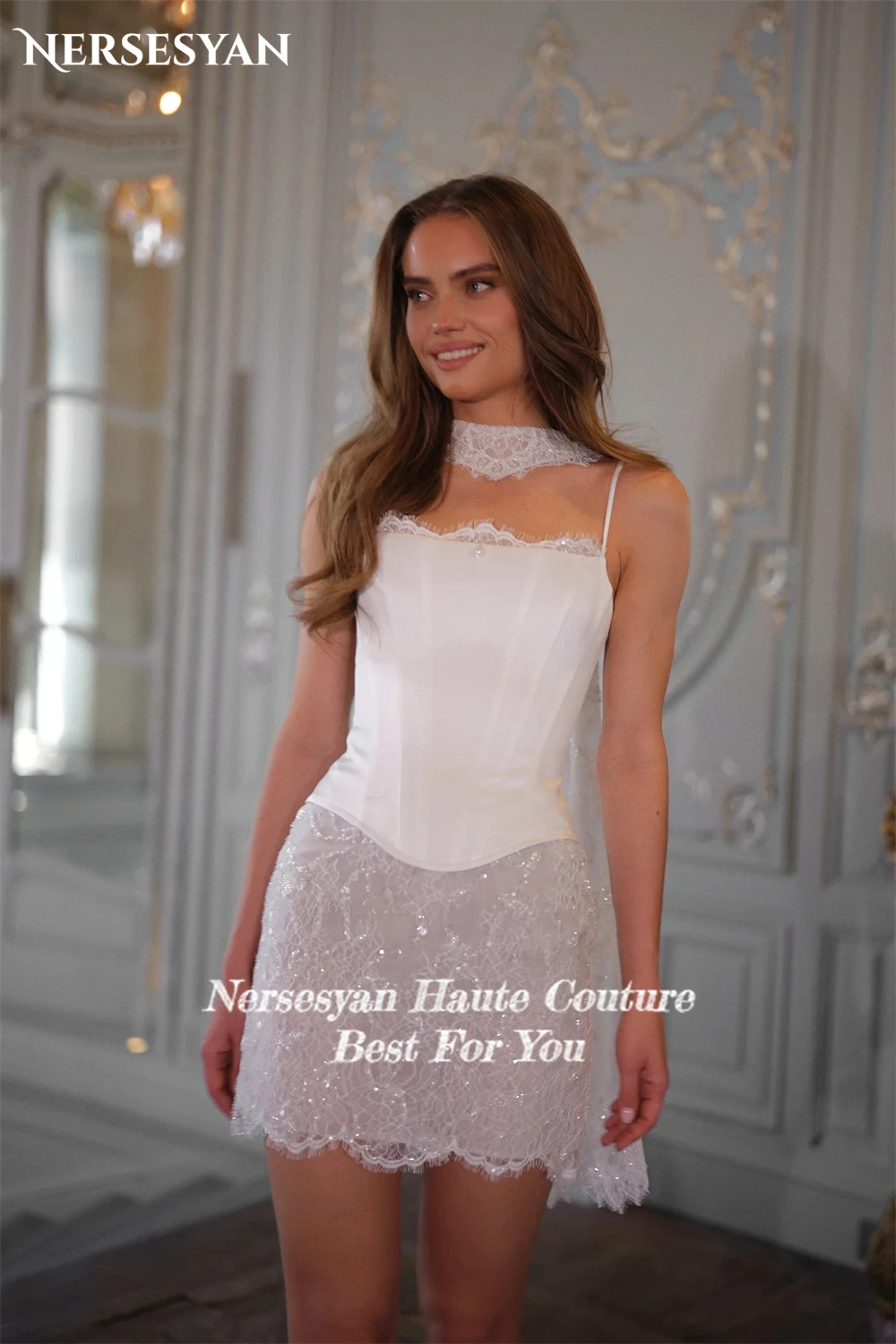 Nersesyan Luksusowe Brokatowe Koronkowe Sukienki Ślubne Mini na Cienkich Ramiączkach Aplikacje Suknie Ślubne Bez Pleców Mini Sukienka dla Panny Młodej Szyta na Miarę
