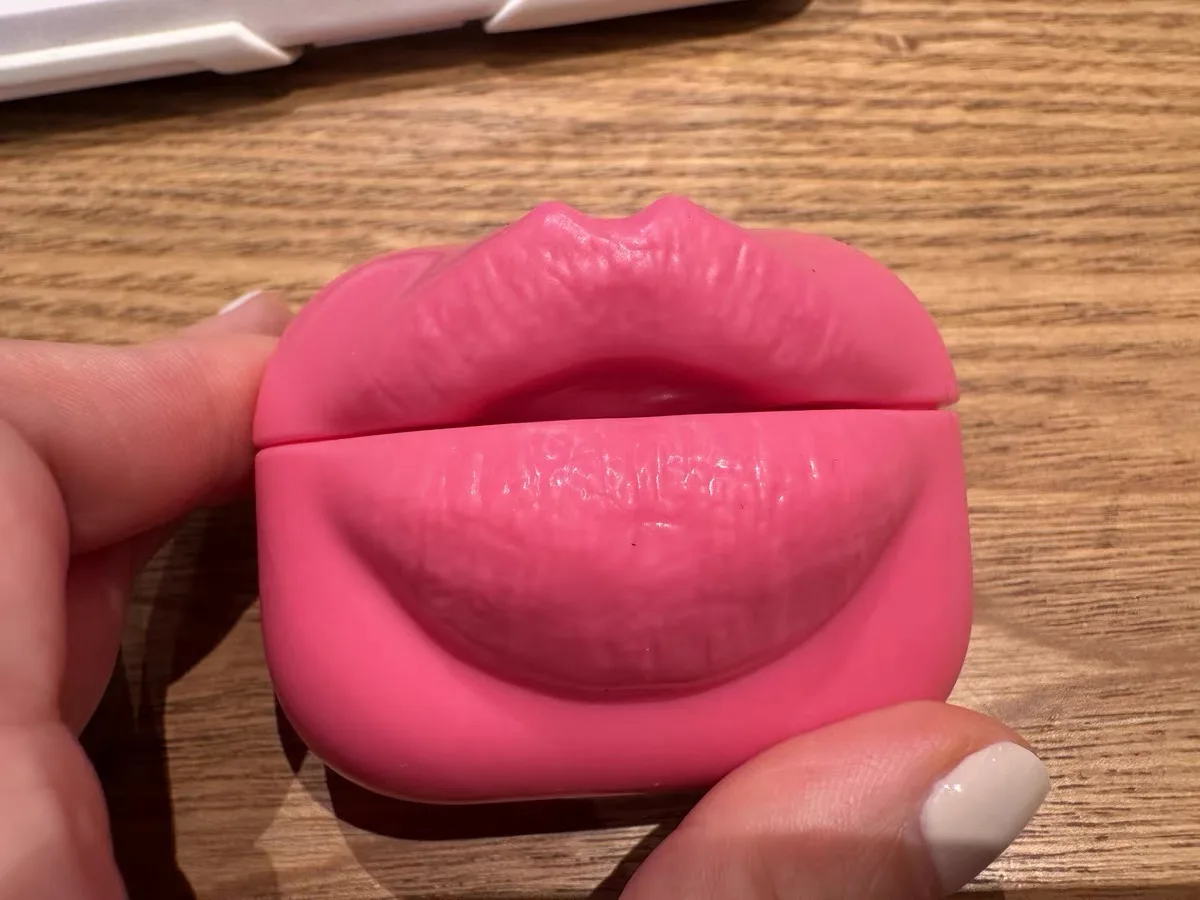 เคสหูฟังแบบลิปนุ่ม เหมาะสำหรับหูฟังไร้สายบลูทูธของแอปเปิล เคสหูฟังแบบปาก ซิลิโคนป้องกันหูฟัง