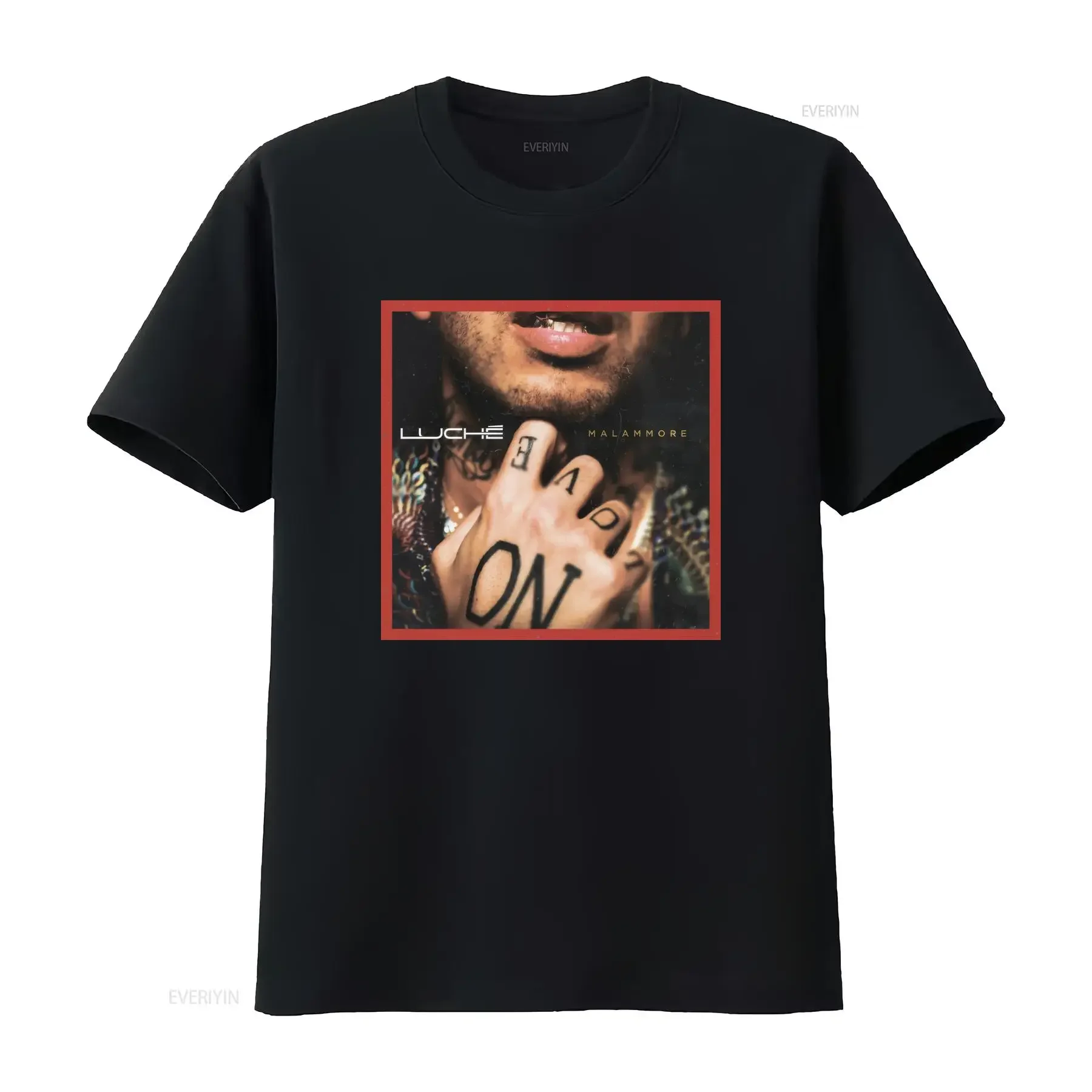 Maglietta Luche Band Hip Hop Album Malamore 2025 Nero con Stampa Rossa e Bianca in Evidenza Taglio Regolare Collo Tondo Casual