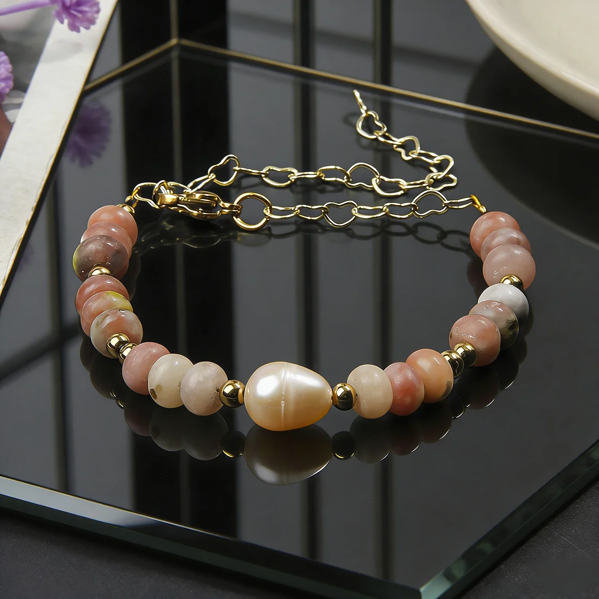 The best choice to give a friend a fashionable natural stone+freshwater pearl bracelet with a heart-shaped tail chain