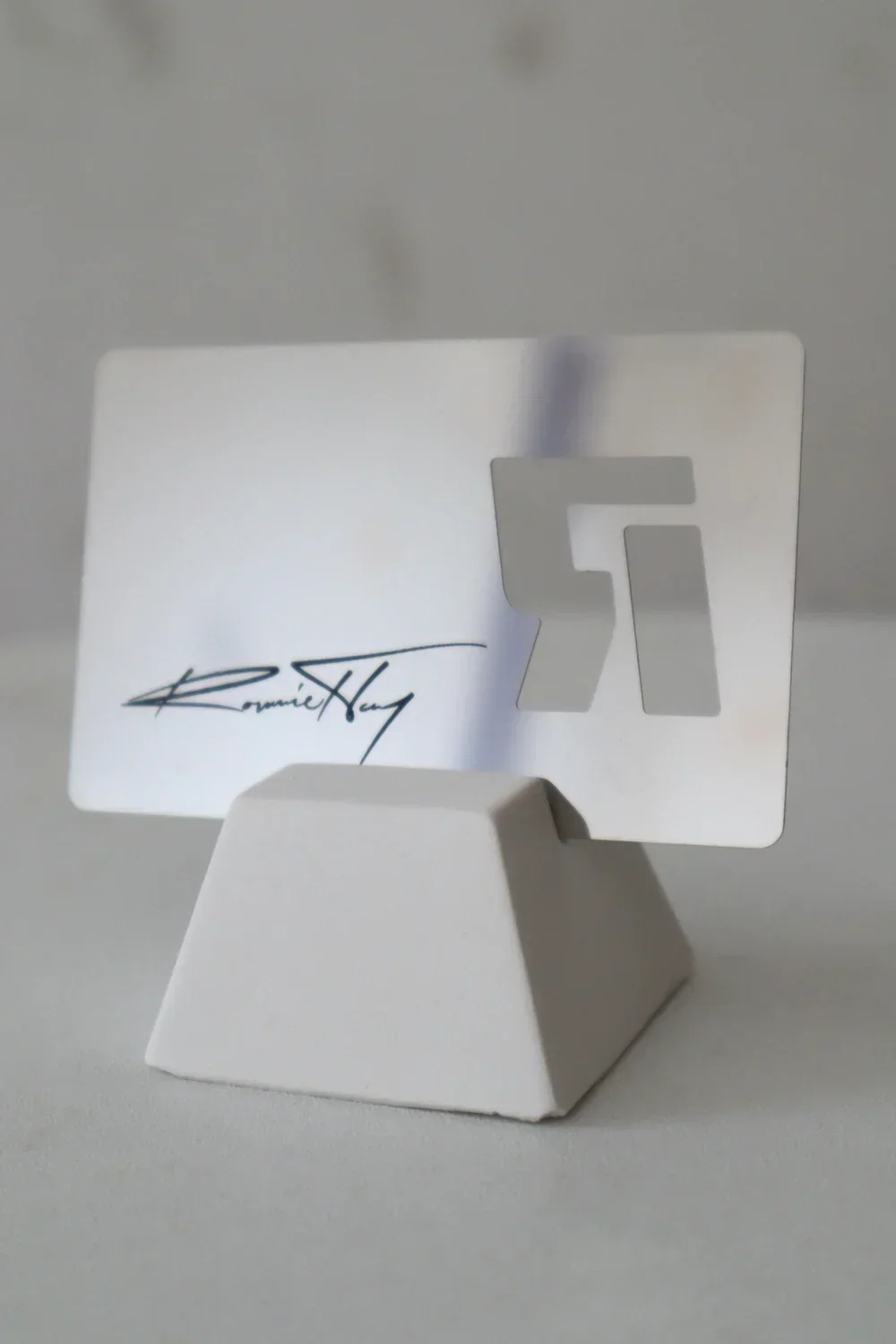 Scheda di slot per chip EMV di credito in metallo con finitura opaca spazzolata vuota personalizzata da 0,8 mm con striscia magnetica