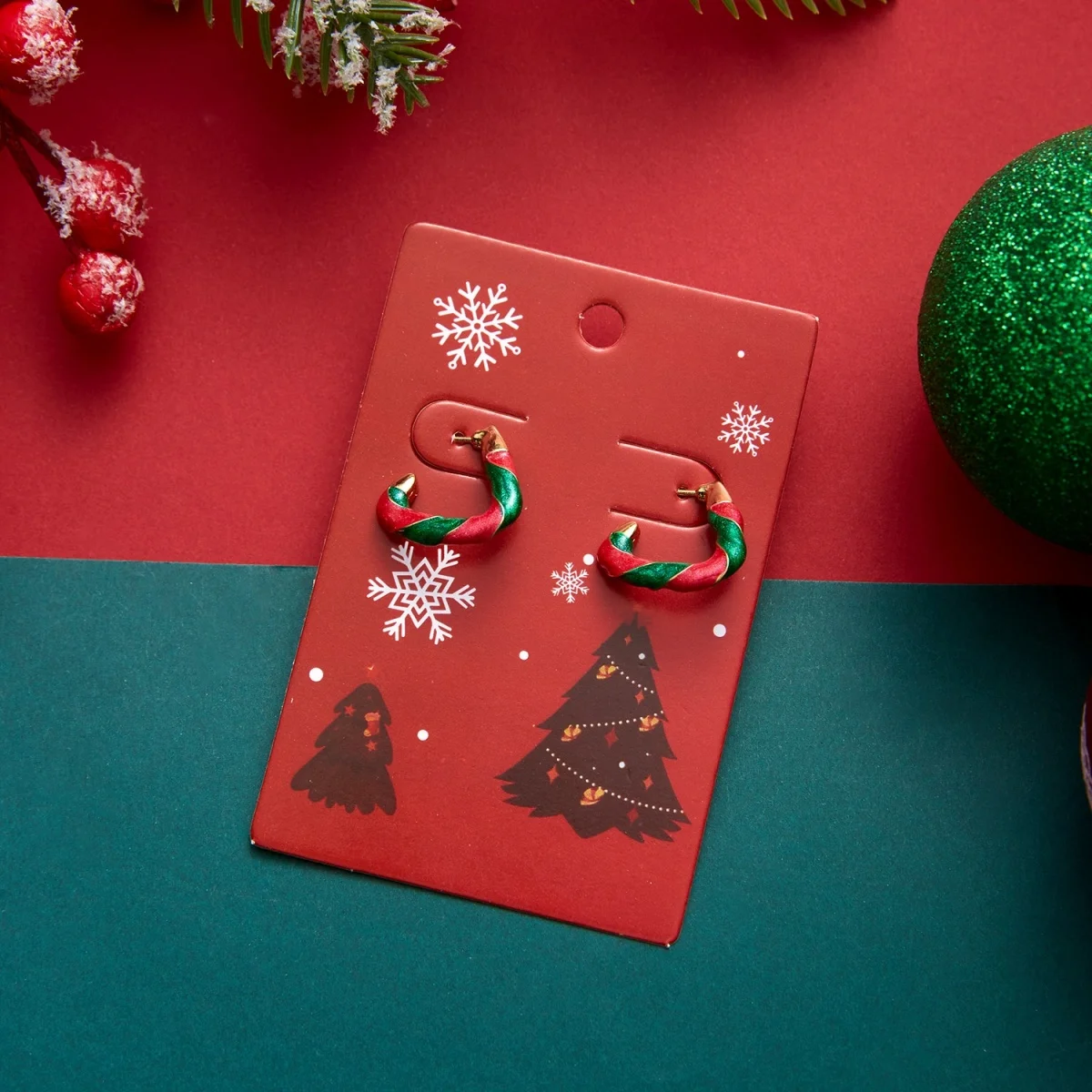 Weihnachtliche, rot-grüne, emaillierte, gedrehte C-förmige Ohrstecker für Damen, unregelmäßige Kreisohrringe, Schmuckgeschenk für Feiertage und Neujahrspartys – Detail 23