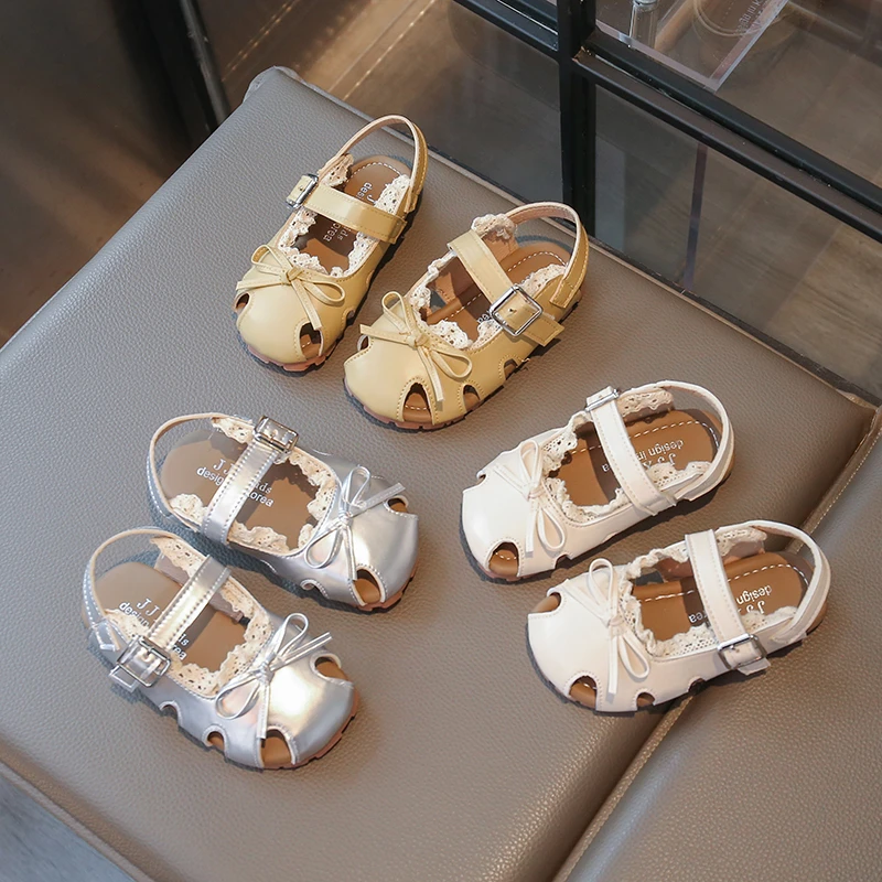 

Летние сандалии для девочек, детские тапочки с вырезами и рюшами, мягкие однотонные милые туфли с закрытым носком для маленьких детей, размеры 21-30