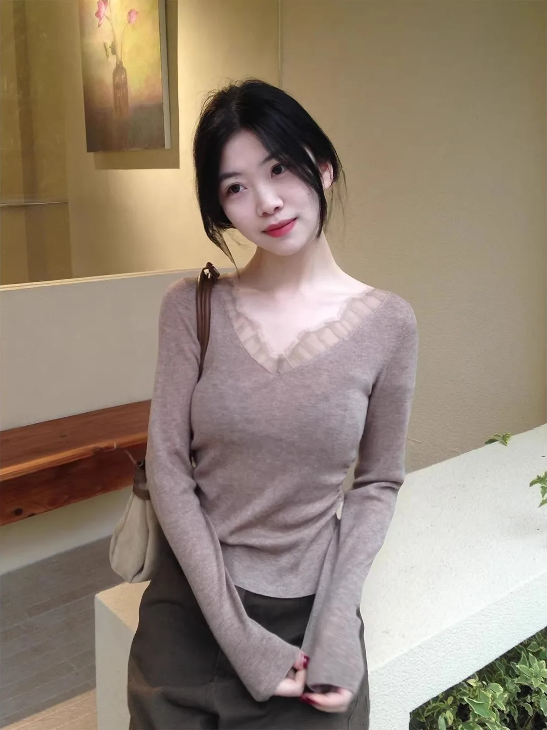 

Женский трикотажный топ с кружевными вставками и V-образным вырезом, цвета кэмел, весна-осень, роскошный, приталенный, в корейском стиле, для повседневной носки, мягкий, с длинными рукавами