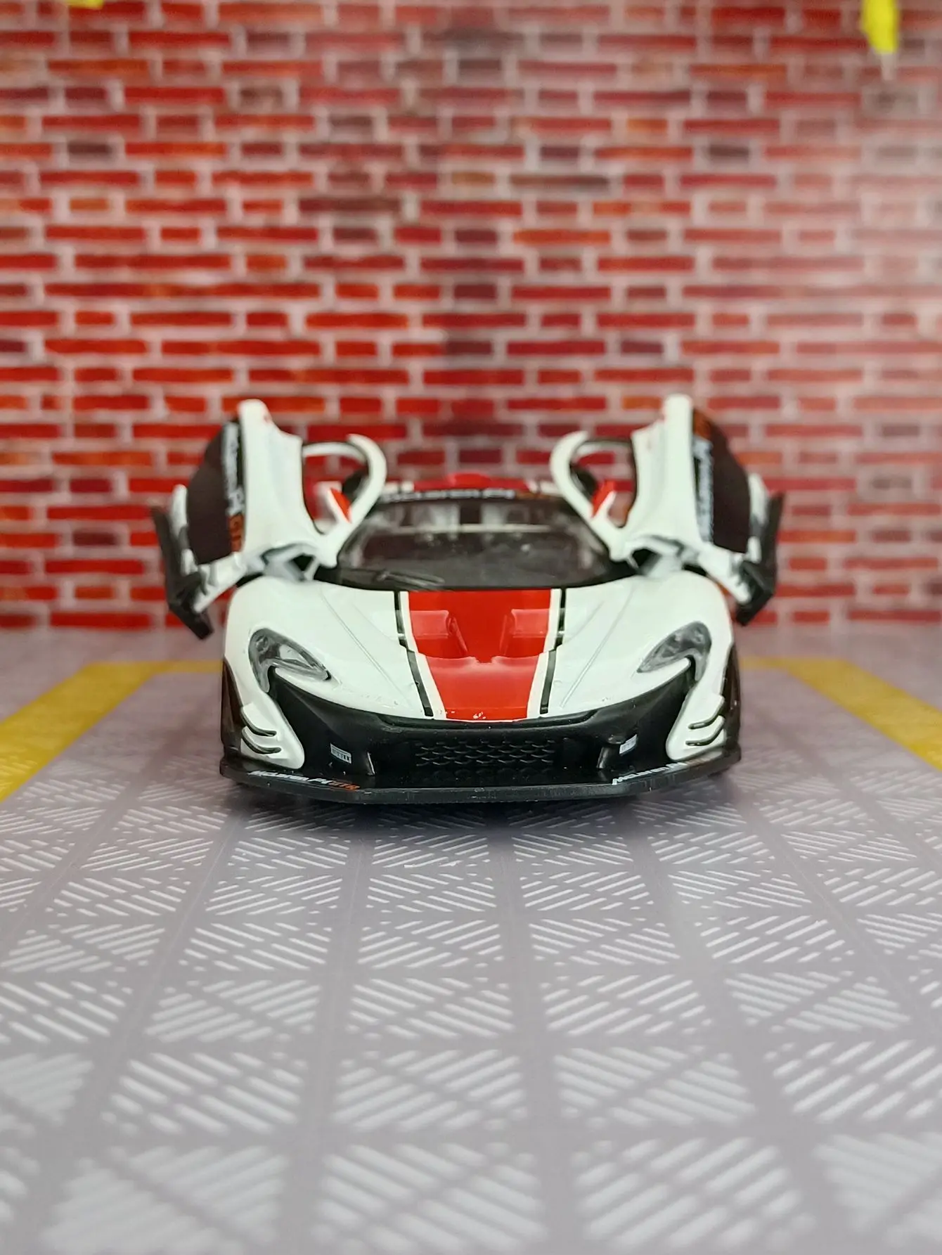 1:31 McLaren P1 Hot Sale High Simulation SupercarCar model Alloy Pull Back Kid Car Toy 2 Open Door Children's Gifts Wholesale