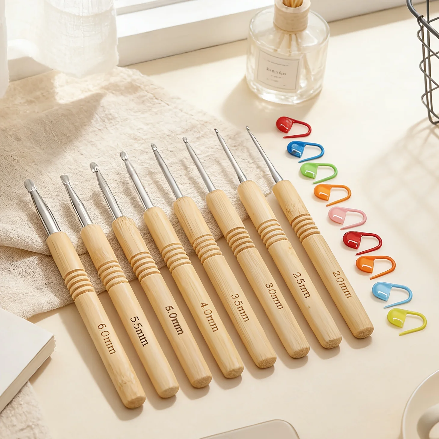 9-teiliges Häkelnadel-Set mit Naturbambusgriff, ergonomische Stricknadeln 2,5-6,0 mm mit Maschenmarkierern für DIY-Handarbeiten und Garnarbeiten