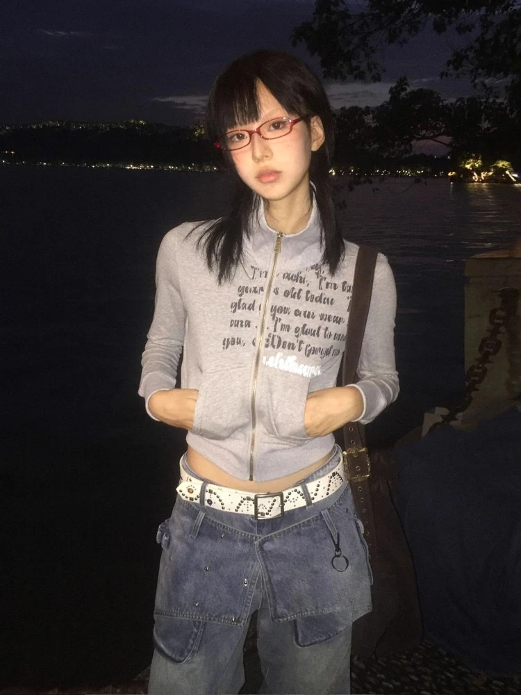 Amerikanische Vintage-Outwear, Reißverschluss, Buchstabenmuster, lange Ärmel, reine Farbe, modische Tasche, Subkultur, kurze Kapuze, Frauen, Herbst 2025,