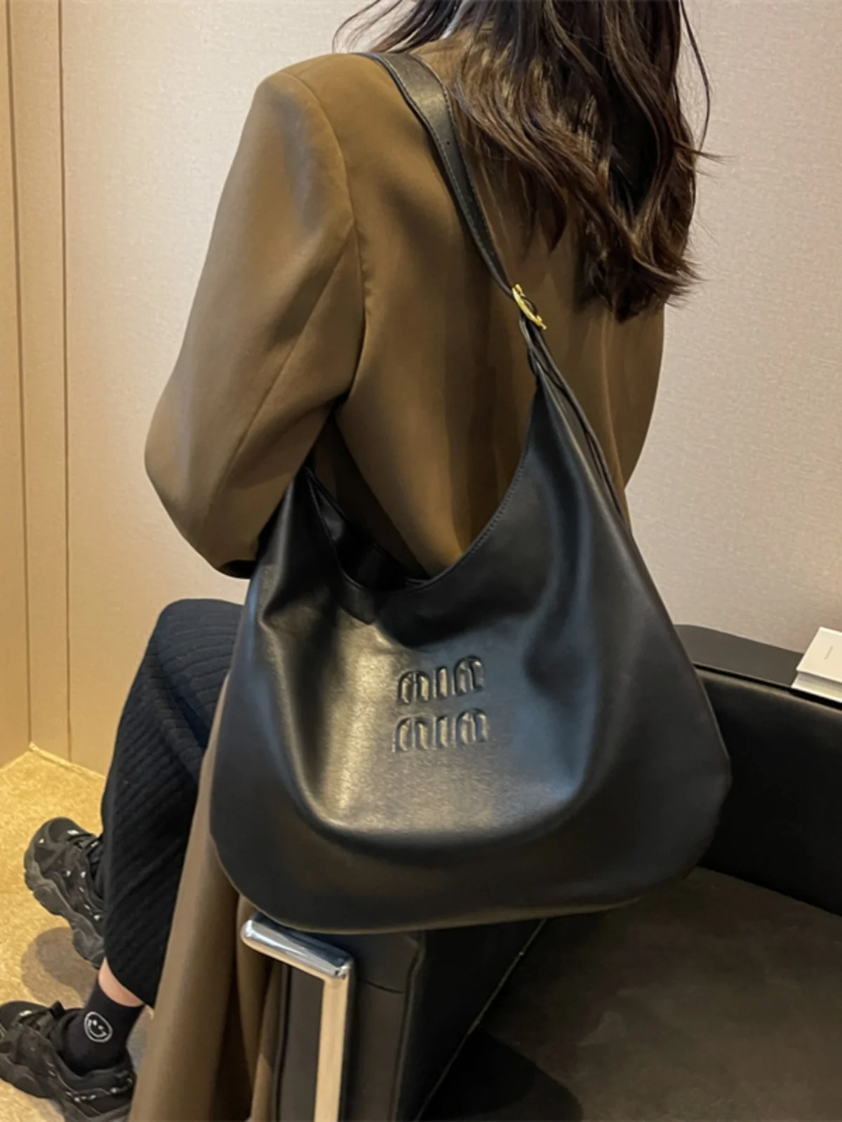 The new simple ladies large-capacity tote bag, light luxury, high-end commuter one-shoulder portable messenger bag, underarm bag