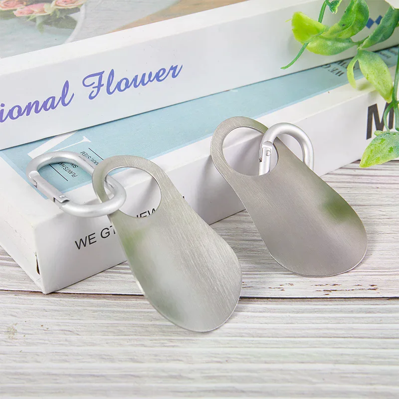 1 قطعة ملعقة Shoehorn المهنية Shoehorn 7.5 سنتيمتر الفولاذ المقاوم للصدأ المعادن لبيسة الحذاء أدوات رافع مع حلقة تسلق