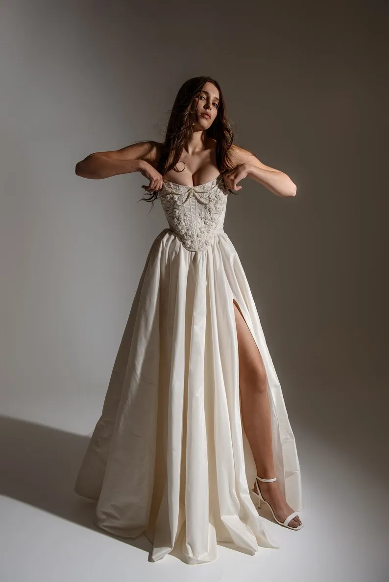 Splendido abito da sposa a-line senza spalline applicazioni perle spacco senza maniche pavimento-lunghezza sposa vestido de noiva su misura