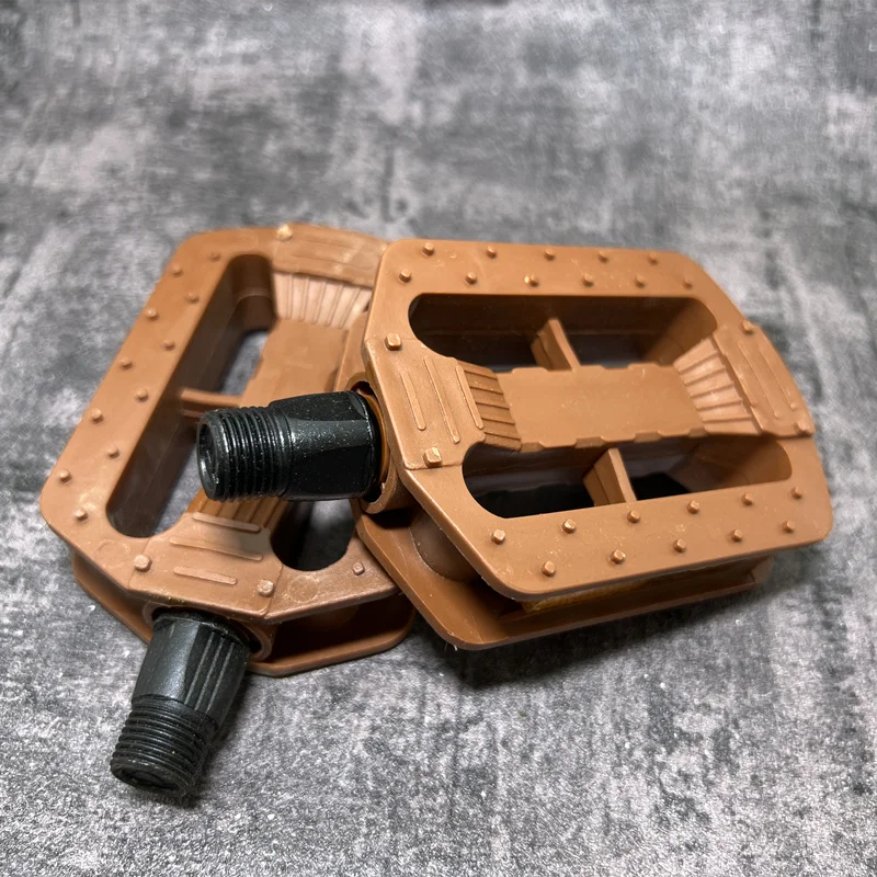 FREE- Bicycle Pedal Plastic Material Retro Pedals Brown Gray Without Beads Ordinary Plastic Pedal 1 Pair Q1069