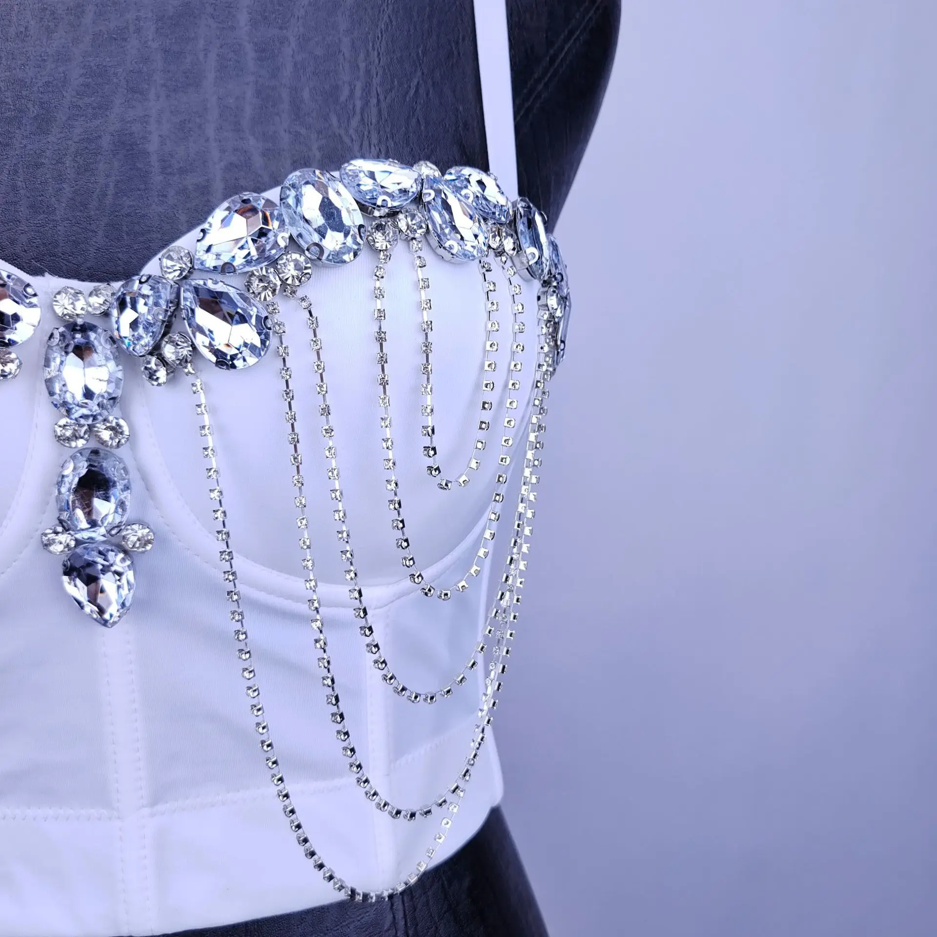 เสื้อชั้นในดีไซน์ฟิโบนที่สวมใส่สบาย พร้อมแผ่นรองที่ถอดออกได้ ทรงเข้ารูป แต่งพู่ระบาย สายคล้องไหล่ไขว้แบบถอดได้