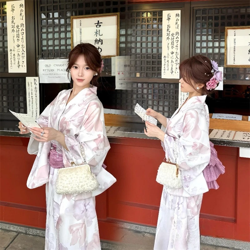 Neues modifiziertes japanisches Yukata-Kleid im Retro-Stil für Damen, niedliches langes Outfit, geeignet für Reisen und Kirschblütenshootings.