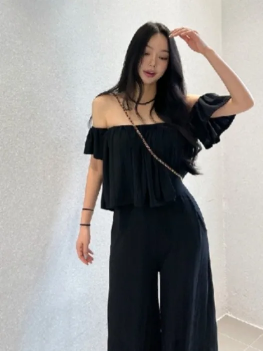 

Модный шикарный комплект из двух предметов: блузка с открытыми плечами и рукавами-колокол, а также брюки с высокой талией и широкими штанинами, создающие стройнящий силуэт, для женщин, зимний сезон.