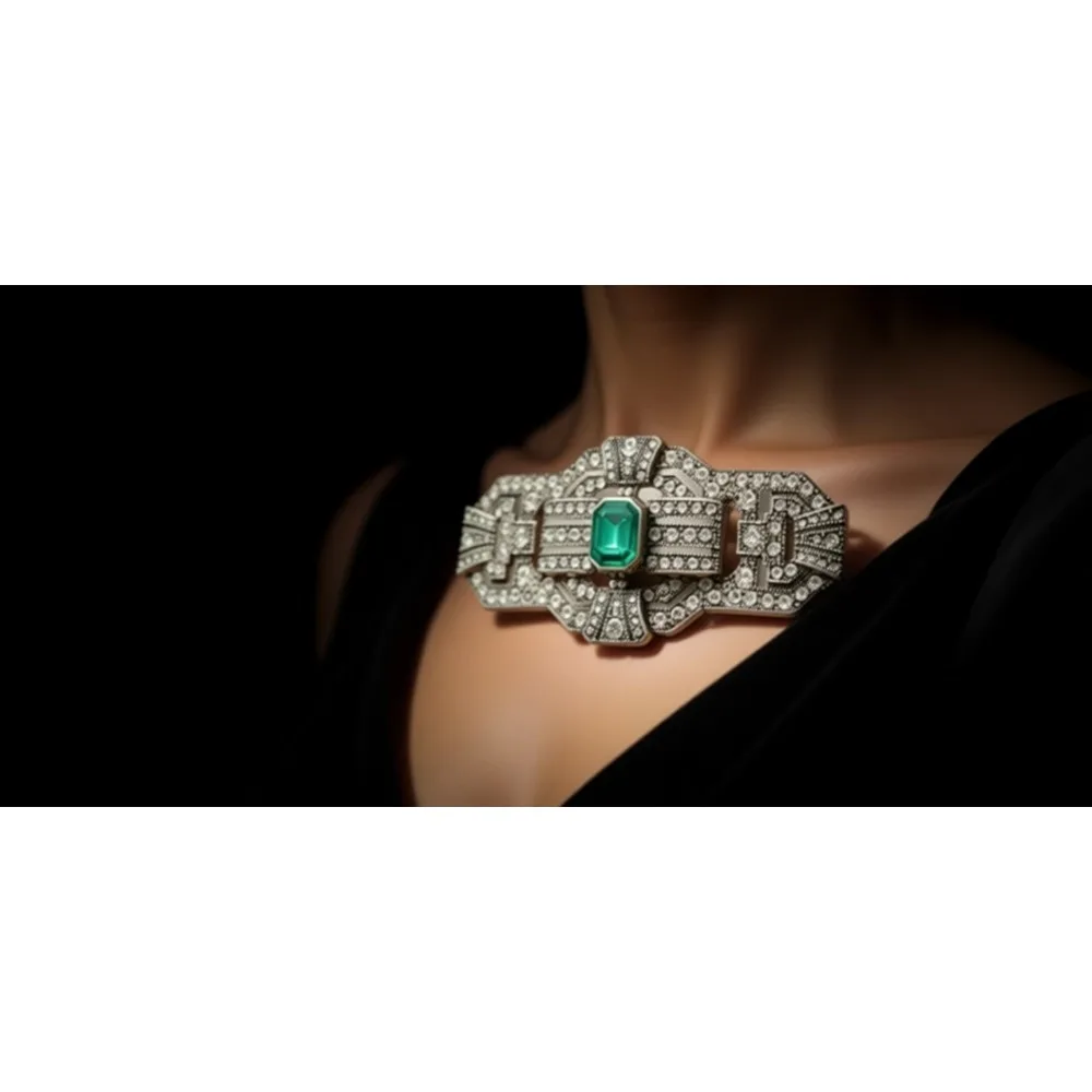 

Вечная брошь в стиле ар-деко с изумрудами для свадебного образа невесты