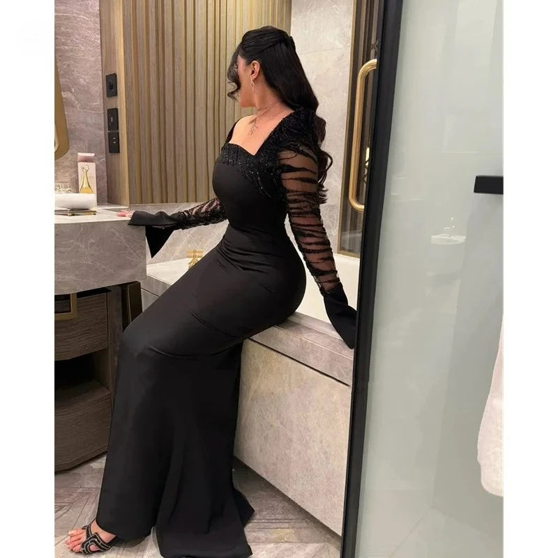 Vestidos de fiesta de satén de sirena negros modernos Vestidos de fiesta de lentejuelas con cuentas brillantes plisados sin tirantes sexy Mangas largas 2025 Personalizado