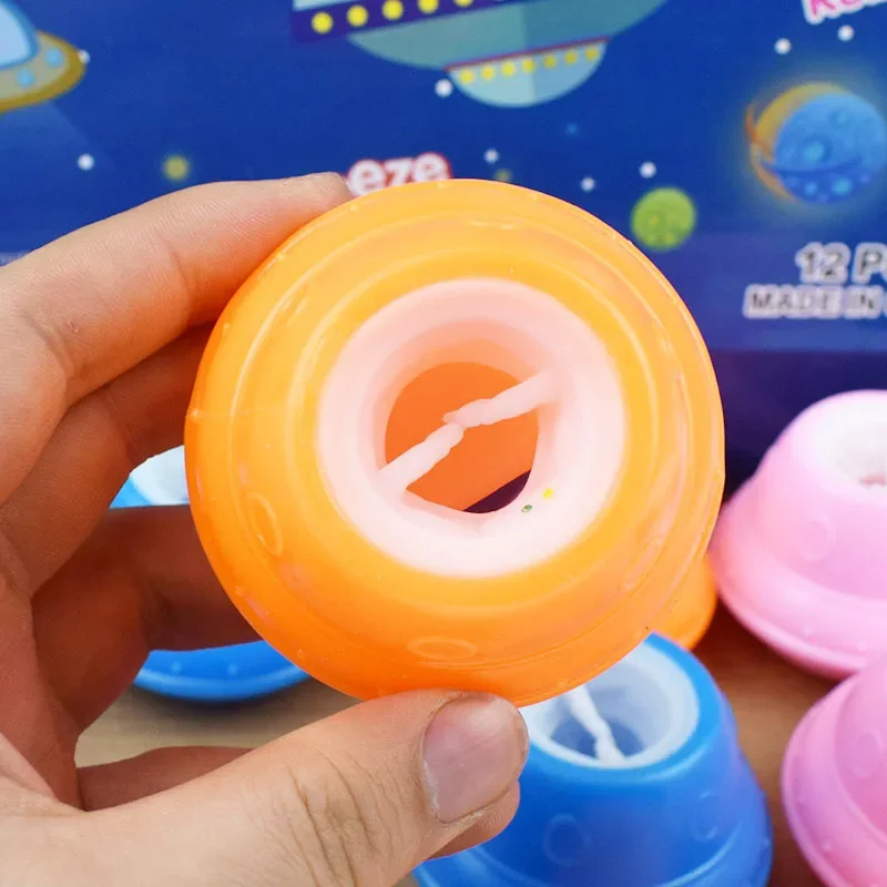 Plato volador creativo para niños, 1 piezas, taza de astronauta, juguetes de ventilación para apretar, Juguetes Divertidos para descomprimir astronautas