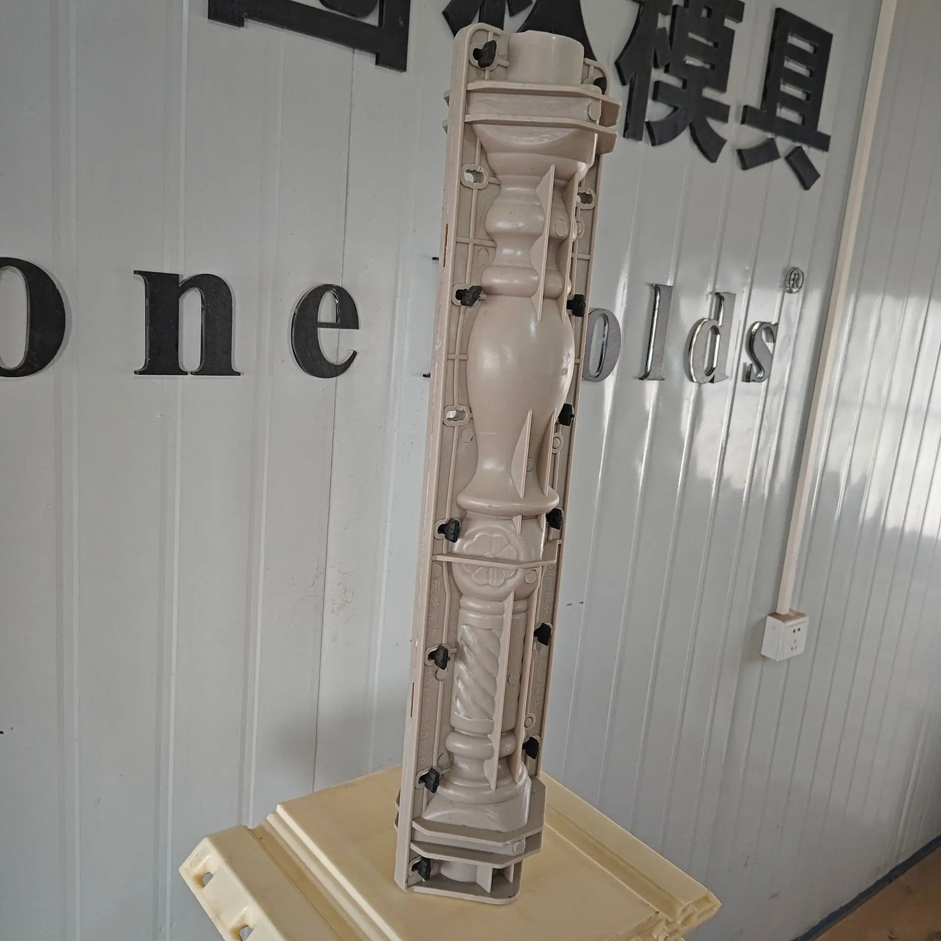 Cement cast-in-place European balcony vase column railing mold fence mold product square gourd model thickening project