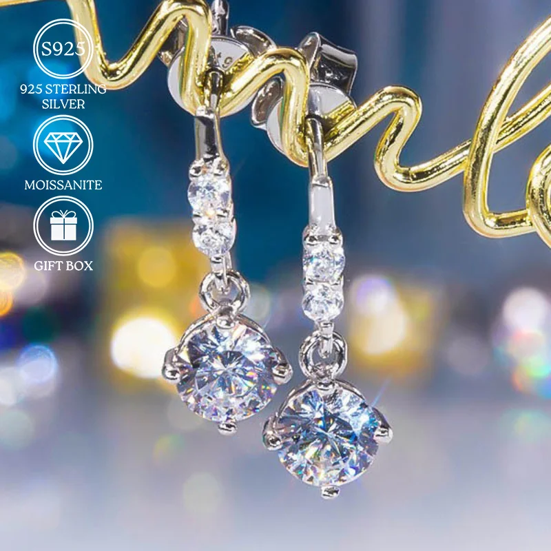 

1pair 0.5/1 Carat S925 Moissanite Four-Claw Earrings: A Fashionable Casual Jewel with High-End Elegance, Suitable for Women.