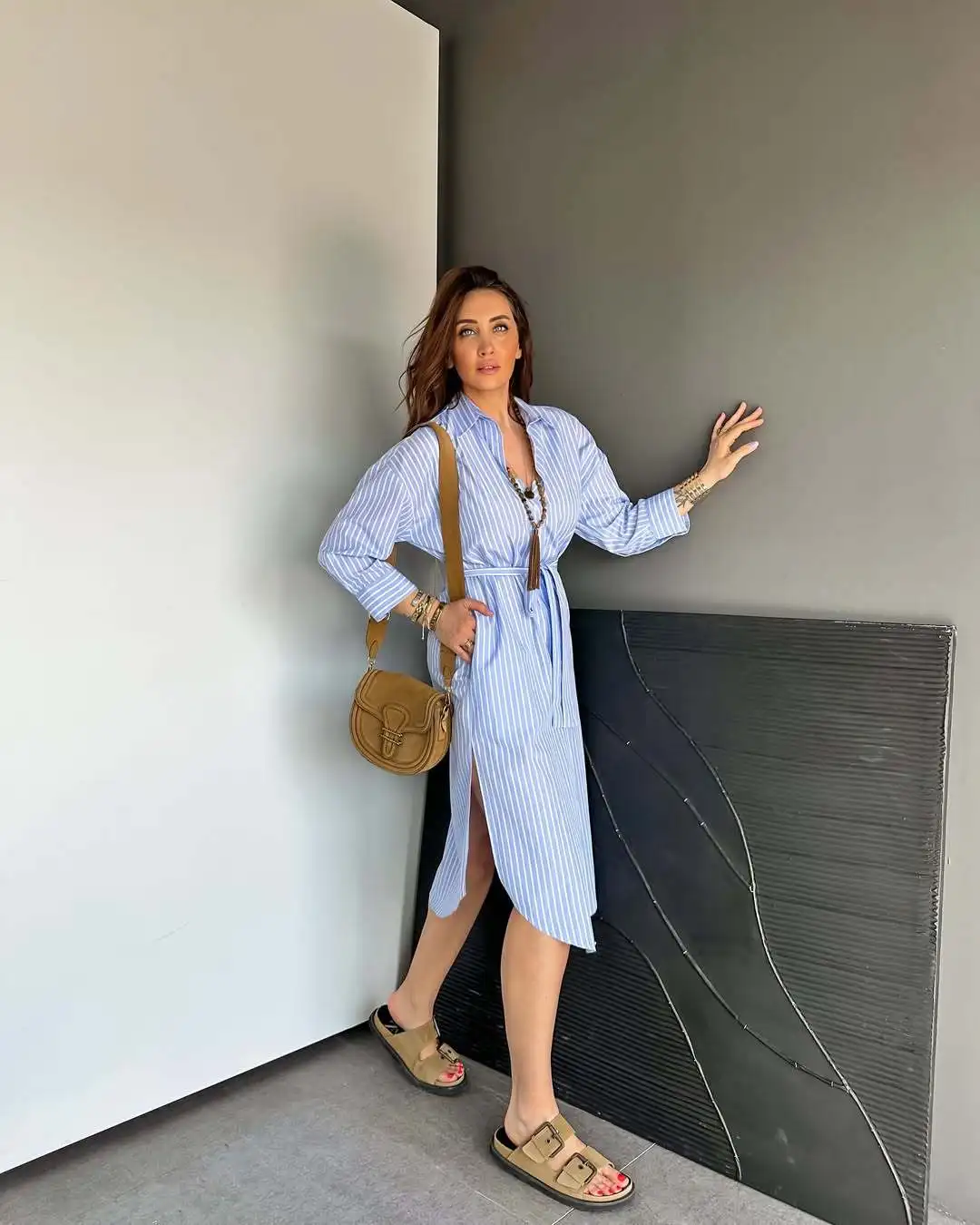 جديد شريط الدانتيل يصل قميص فساتين الربيع النساء التلبيب طويلة الأكمام طول الركبة فستان الصيف عالية الخصر فضفاضة واحدة الصدر فستان