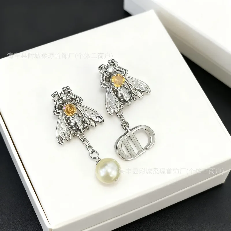 

Dijia Pearl Bee Stud Earrings Letter Niche High-end Stud Earrings Unique Temperament Light Luxury Asymmetrical Stud Earrings