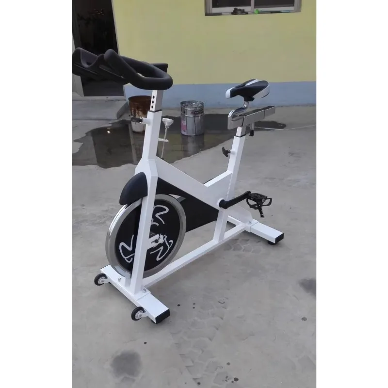 Club de ejercicios comercial que utiliza bicicletas de ejercicios premium para equipos de ejercicios Bicicletas giratorias