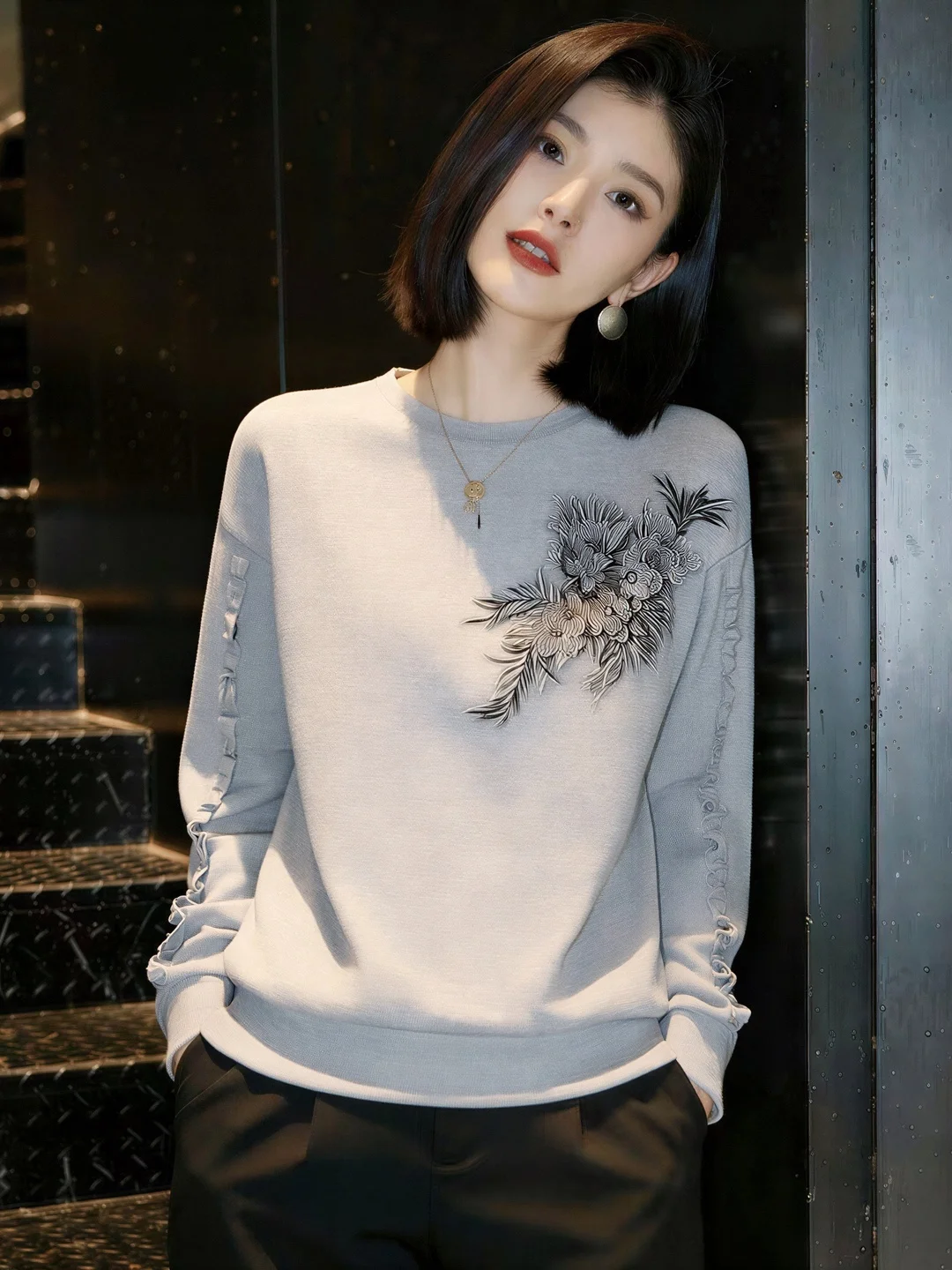 

Elegant Spring 2026 Casual Floral Decorated Patchwork Sweatshirt Women's Top Wooden Ear Trim Fashionable Korean Style Commute...