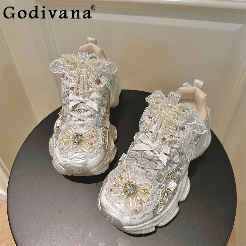 أحذية رياضية فضية سميكة سوليد مكتنزة للنساء أحذية رياضية بيضاء بفيونكة من حجر الراين متعددة الاستخدامات #1